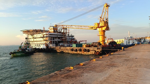 Assist tug berthing Photo
